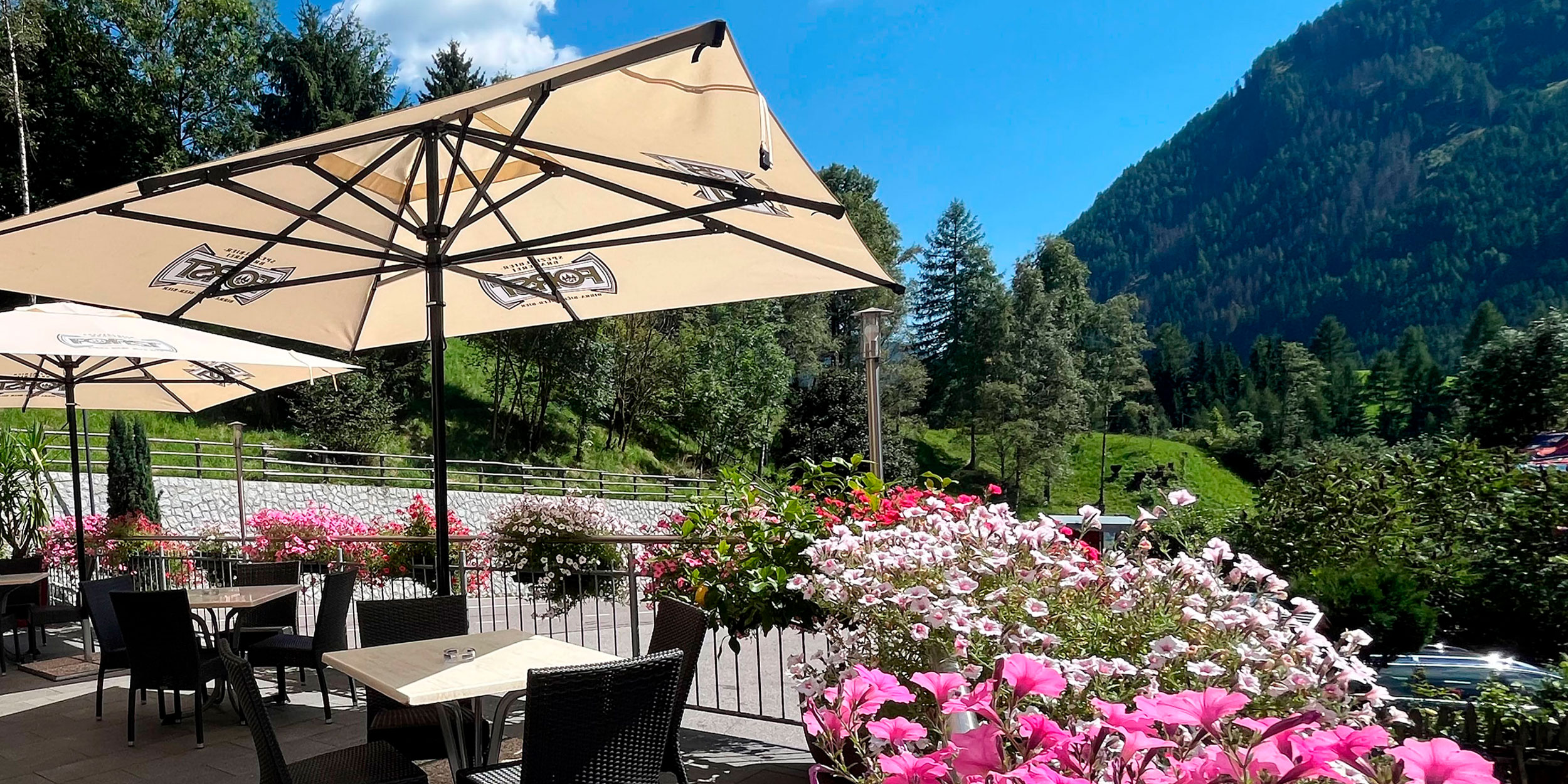 Mittagessen auf der Sonnenterrasse im Pustertal